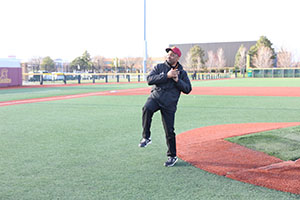 Lance Johnson throwing a pitch